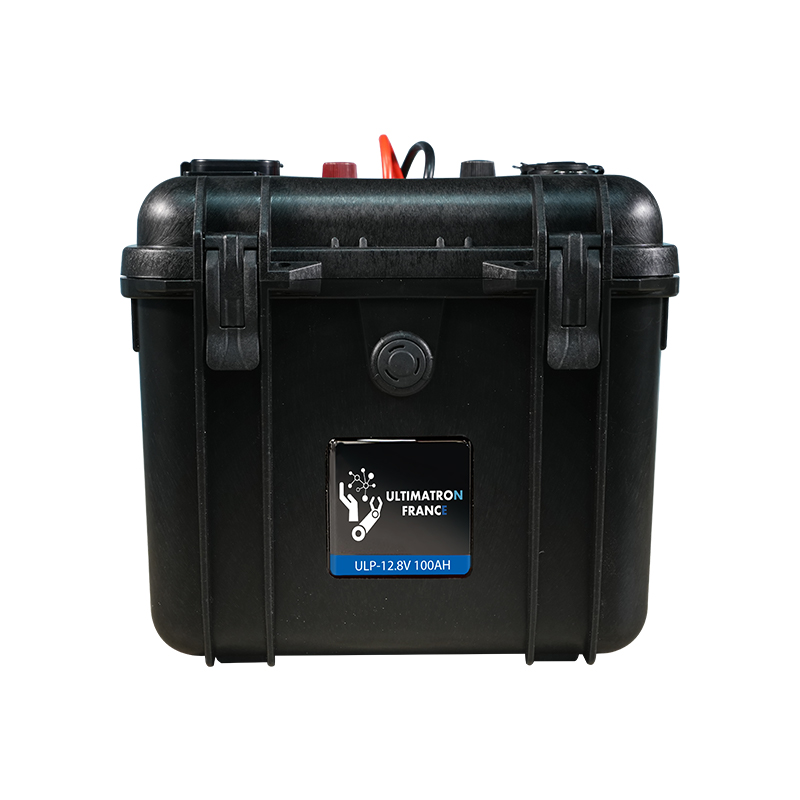 *Ultimatron LiFePO4 baterie 12,8V 100Ah (1280Wh) – voděodolná IP65 v kufru, Smart BMS Bluetooth, trakční i outdoor použití