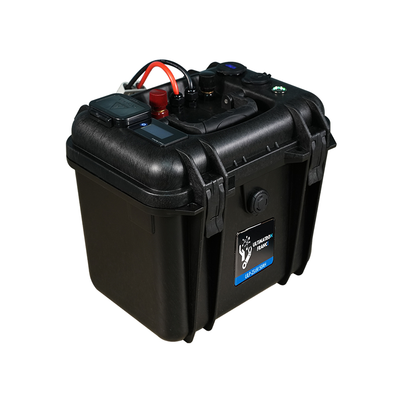 Ultimatron LiFePO4 baterie 25,6V 50Ah (1280Wh) – voděodolná IP65 v kufru, Smart BMS Bluetooth, trakční i outdoor použití