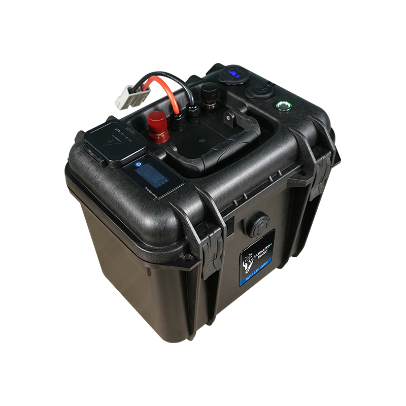 *Ultimatron LiFePO4 baterie 12,8V 100Ah (1280Wh) – voděodolná IP65 v kufru, Smart BMS Bluetooth, trakční i outdoor použití