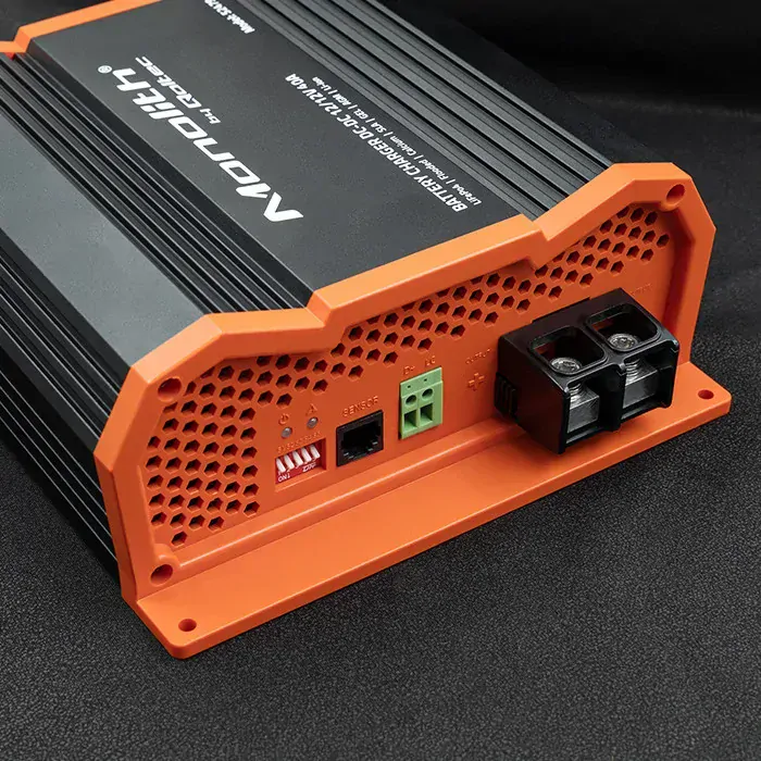 Qoltec 52480 Nabíječka Monolith DC-DC pro baterie LiFePO4, AGM 12V - 12V | 40A | 500W