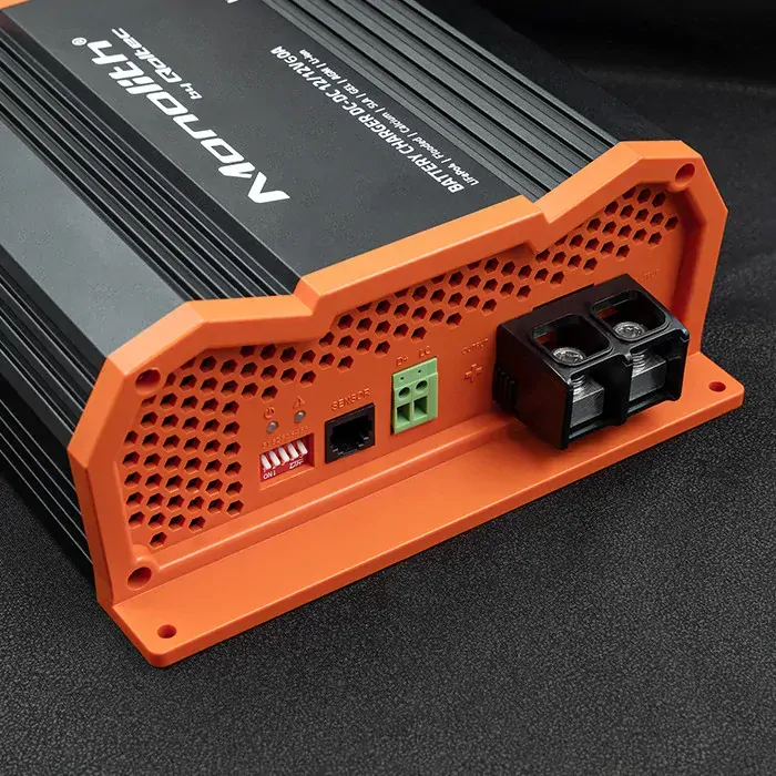 Qoltec 52481 Nabíječka Monolith DC-DC pro baterie LiFePO4, AGM 12V - 12V | 60A | 720W