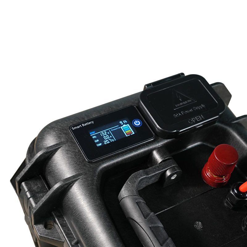 *Ultimatron LiFePO4 baterie 12,8V 100Ah (1280Wh) – voděodolná IP65 v kufru, Smart BMS Bluetooth, trakční i outdoor použití