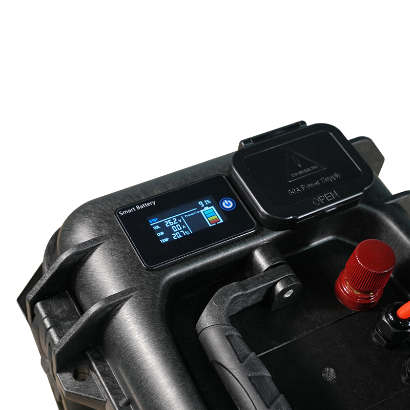 Ultimatron LiFePO4 baterie 25,6V 50Ah (1280Wh) – voděodolná IP65 v kufru, Smart BMS Bluetooth, trakční i outdoor použití