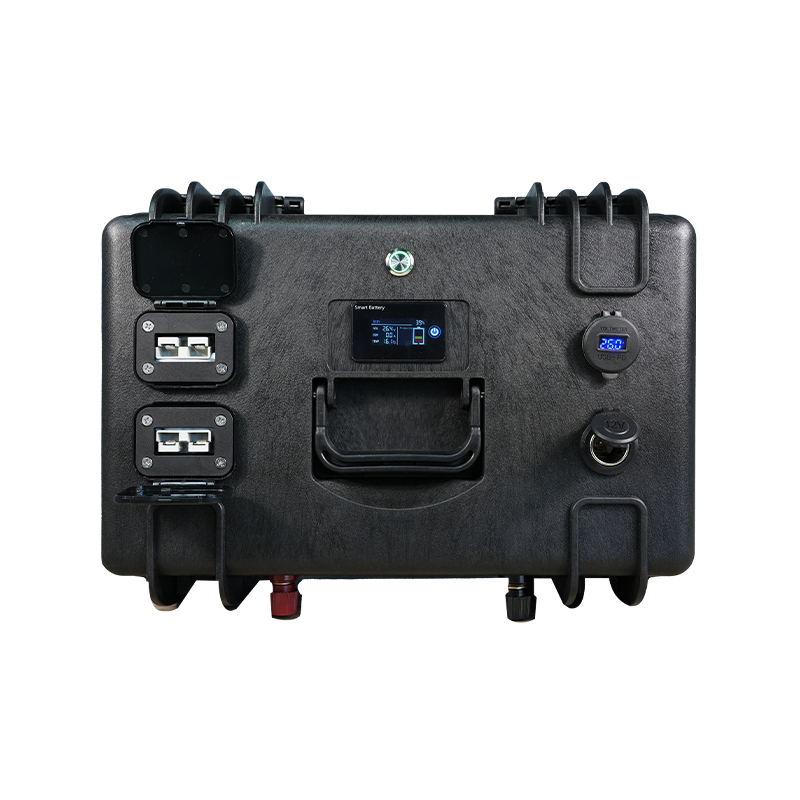 Ultimatron LiFePO4 baterie 25,6V 100Ah (2560Wh) – voděodolná IP65 v kufru, Smart BMS Bluetooth, trakční i outdoor použití