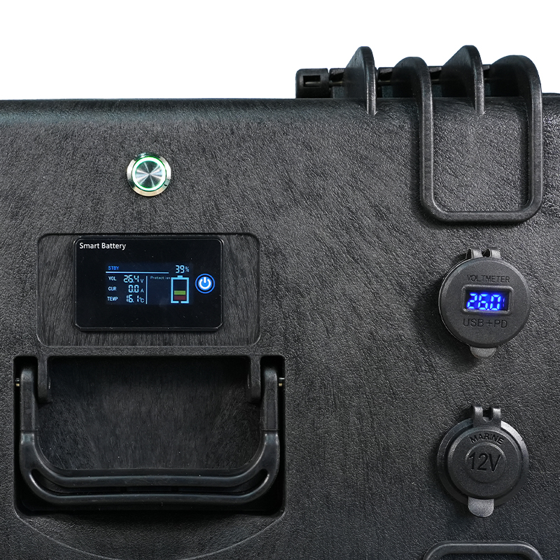 Ultimatron LiFePO4 baterie 25,6V 100Ah (2560Wh) – voděodolná IP65 v kufru, Smart BMS Bluetooth, trakční i outdoor použití